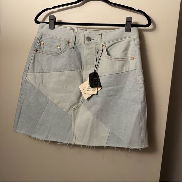 Levi’s High Rise Light Wash Deconstructed Jean Patchwork Raw Hem Skirt NWT 28 - Picture 4 of 16